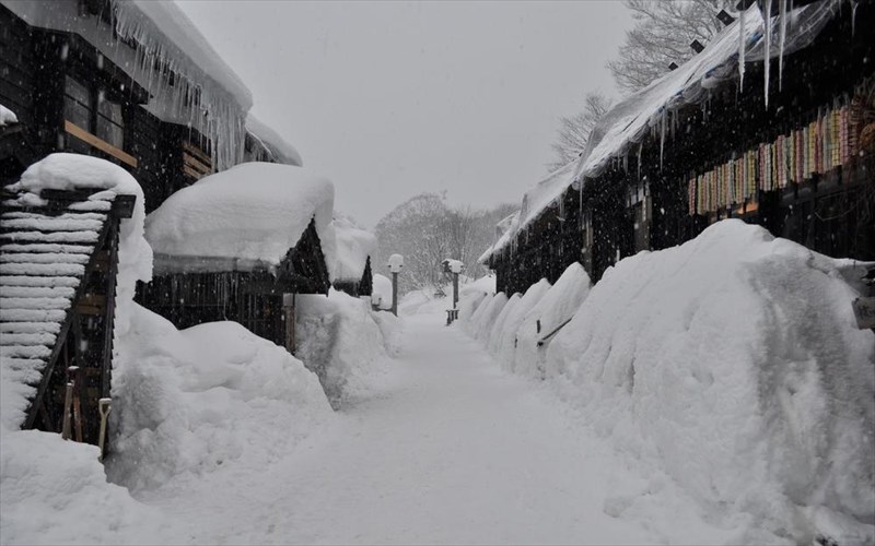 epta-poleis-tou-kosmou-pou-exoun-barethei-to-xioni