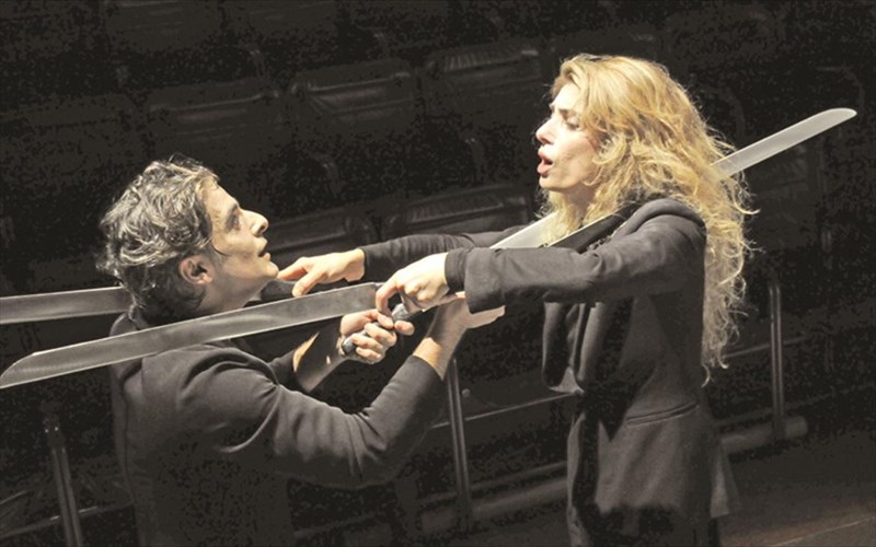 kritiki-erotiki-elegeia-anafleksis-enstikton-se-mia-teletourgiki-parastasi