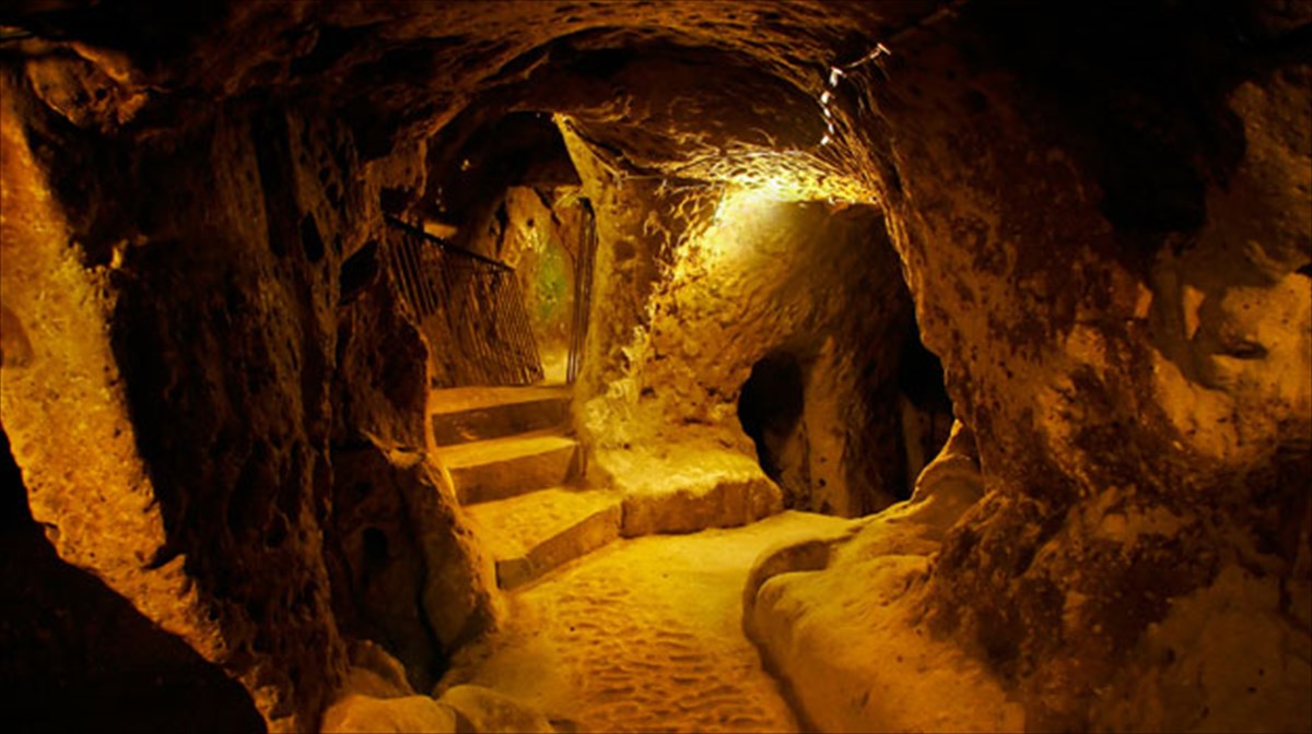 ta-10-kalutera-upogeia-taksidia