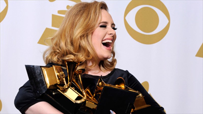 to-21-tis-adele-stin-5i-thesi-ton-pio-emporikon-albums