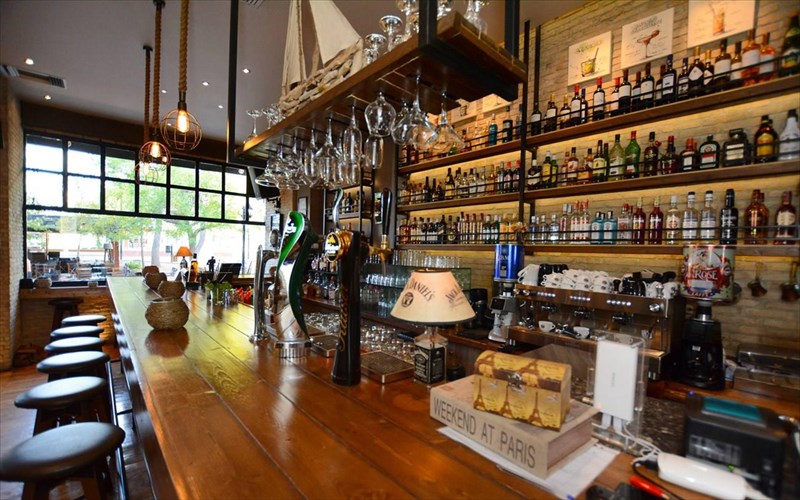 pente-stekia-tis-polis-gia-poto-meta-to-theatro