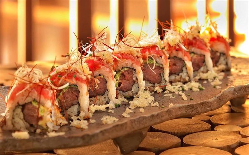 to-elliniko-krasi-ta-briskei-me-tin-iaponiki-fusion-kouzina