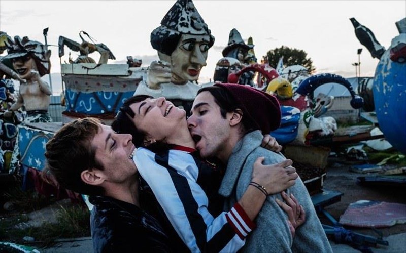 sto-tha-pethano-an-pethaneis-ta-adieksoda-tis-efibeias-apoktoun-sarka-kai-osta