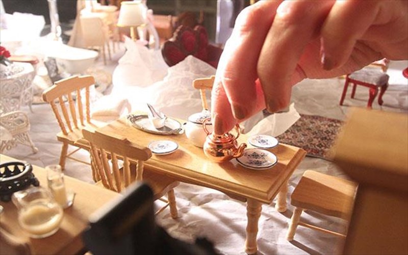 h-stegi-stronei-to-trapezi-ton-afigiseon-me-oikodespoina-tin-katerina-zaxaropoulou