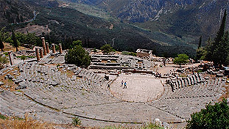 anoigei-epeita-apo-20-xronia-to-arxaio-theatro-delfon