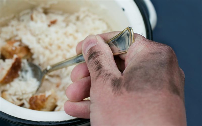 robin-hood-to-estiatorio-tis-madritis-opou-plironoun-oi-plousioi-kai-trone-oi-ftoxoi