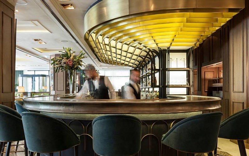 pente-stekia-gia-kafe-prin-to-theatro