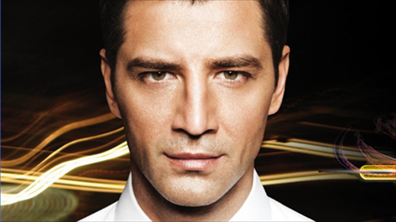 o-sakis-roubas-se-ena-anatreptiko-kalokairino-show