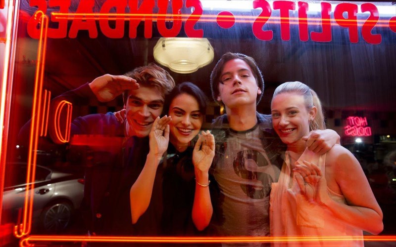 sto-riverdale-o-archie-kai-i-parea-tou-apoktoun-sarka-osta-kai-alithina-efibika-problimata-parea-tou-apoktoun-sarka-osta-kai-alithina-efibika-problimata