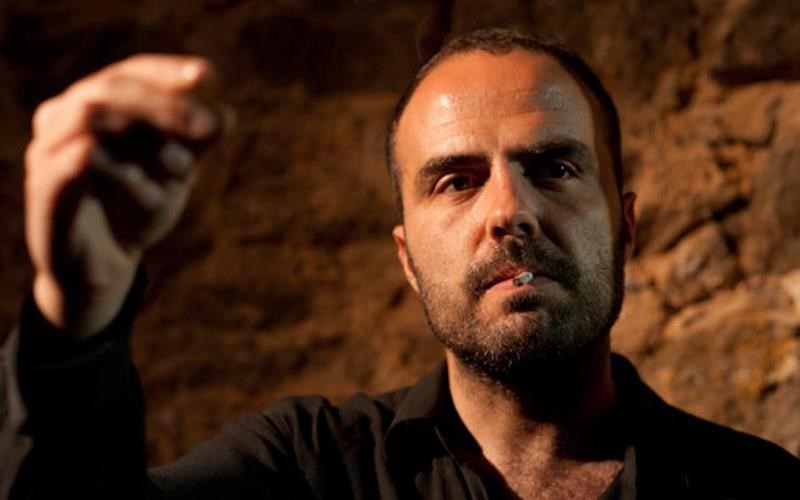 o-ksenos-tou-almper-kamu-sto-104