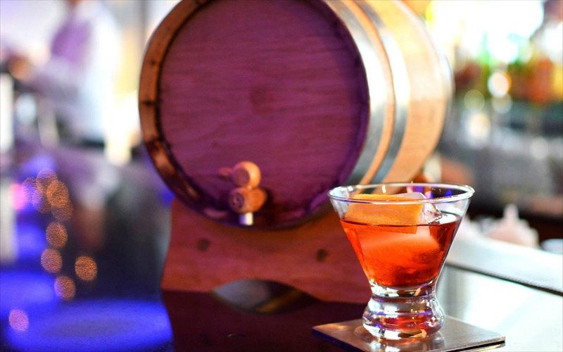 eksereuniste-ton-kosmo-ton-negroni-kokteil-sto-galaxy-bar-kai-restaurant-restaurant