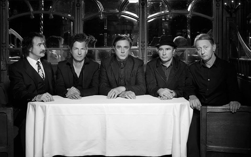 pente-logoi-gia-na-mi-xasete-ti-sunaulia-ton-einstürzende-neubauten