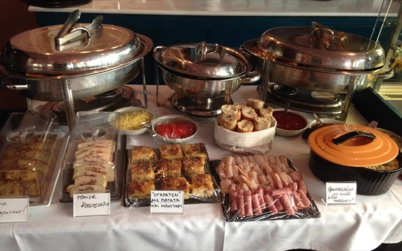 ap-ola-exei-o-mpoufes-tou-chapeau-tis-paraskeues