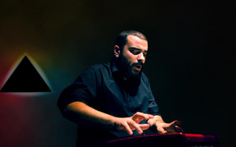 o-kostis-xristodoulou-kalesmenos-tou-alex-drakos-trio-auti-tin-paraskeui-sto-tesla