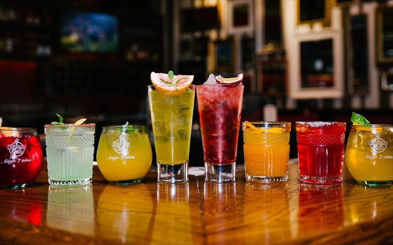 apolauste-okto-monadika-kokteil-sta-tgi-fridays