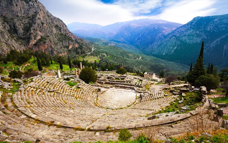 to-ethniko-theatro-katiforizei-kai-fetos-stous-delfous