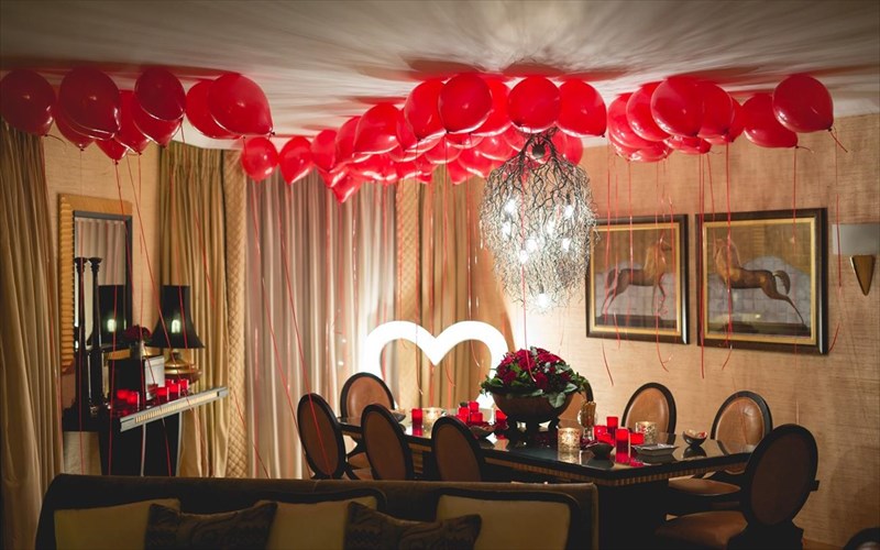 sunantisame-ton-agio-balentino-stin-proedriki-souita-tou-divani-caravel