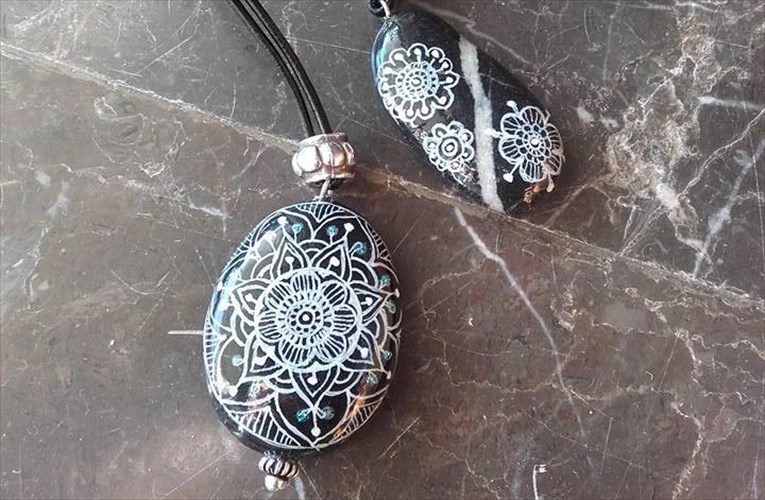 i-rania-papadatou-pianei-botsala-kai-ta-kanei-mentagion