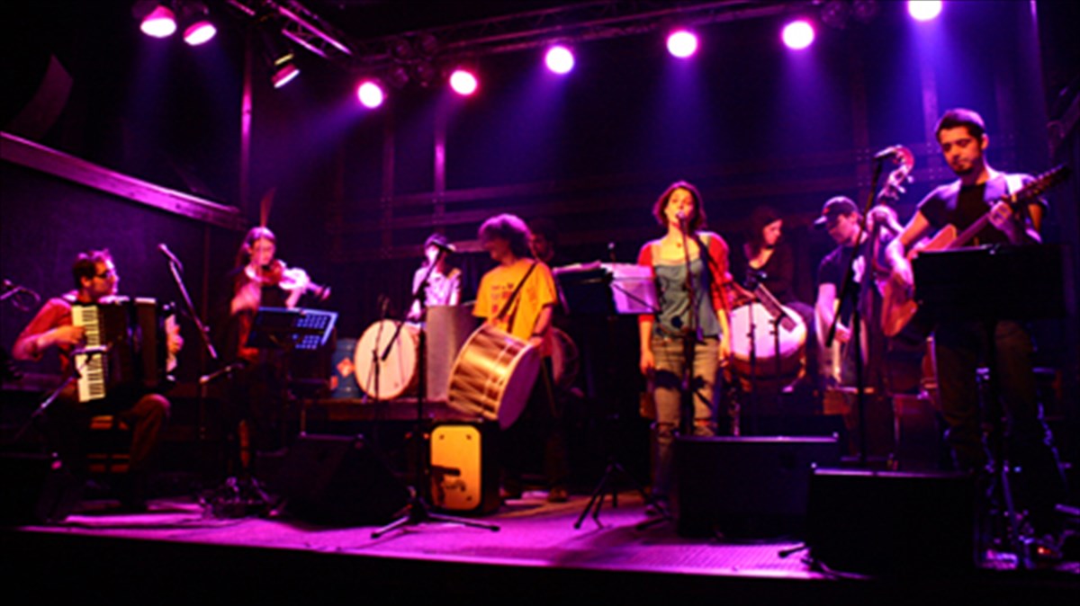 istories-me-krousta-stin-aulaia