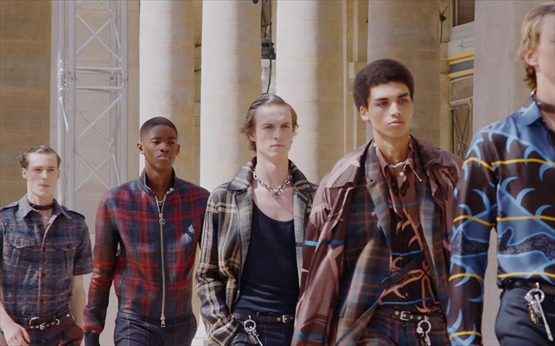 andriki-moda-pou-forietai-gia-to-kalokairi-pou-erxetai