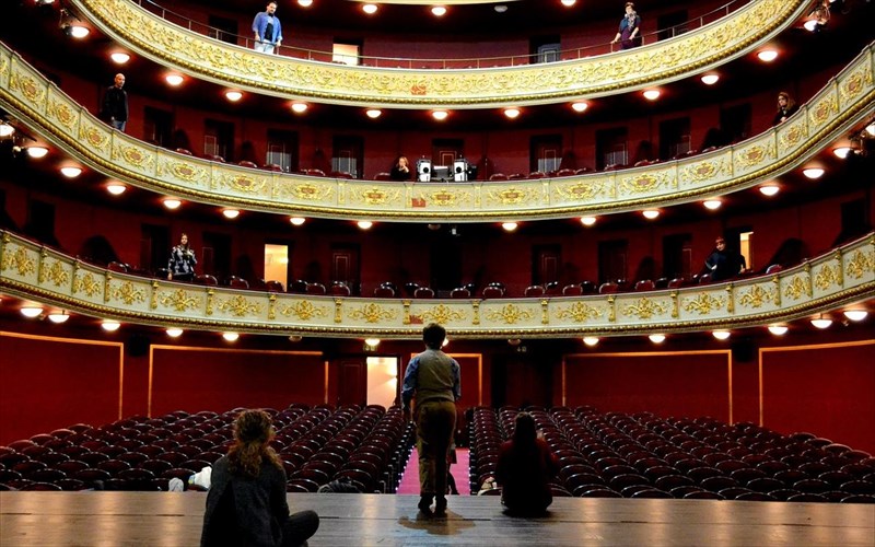 sto-dimotiko-theatro-peiraia-ksenuxtame-gia-tin-agapi
