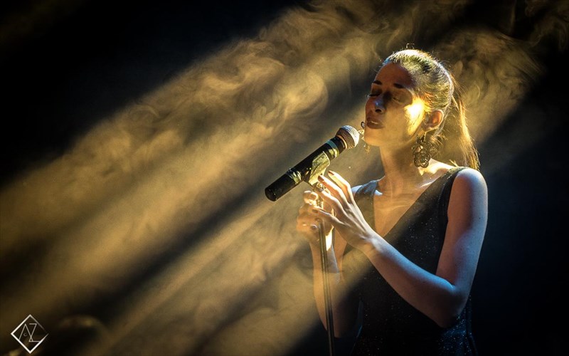 i-mariza-rizou-gia-tesseris-akomi-parastaseis-sto-passport