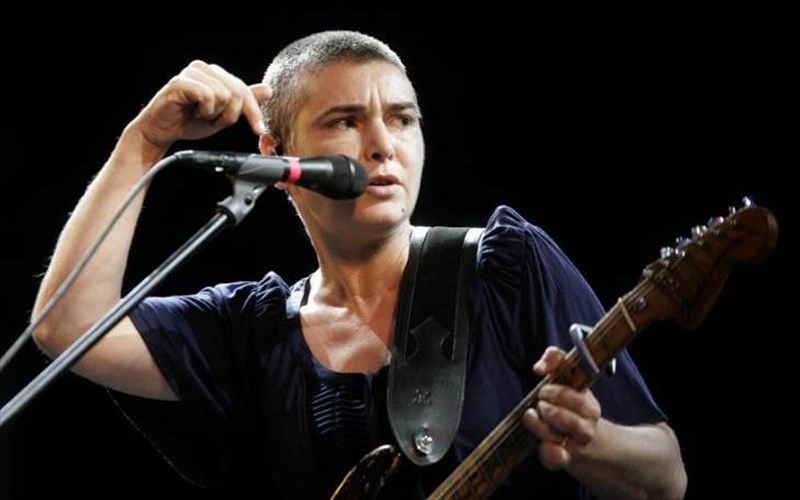 i-sinead-oconnor-apologithike-ston-arsenio-hall-gia-ton-prince