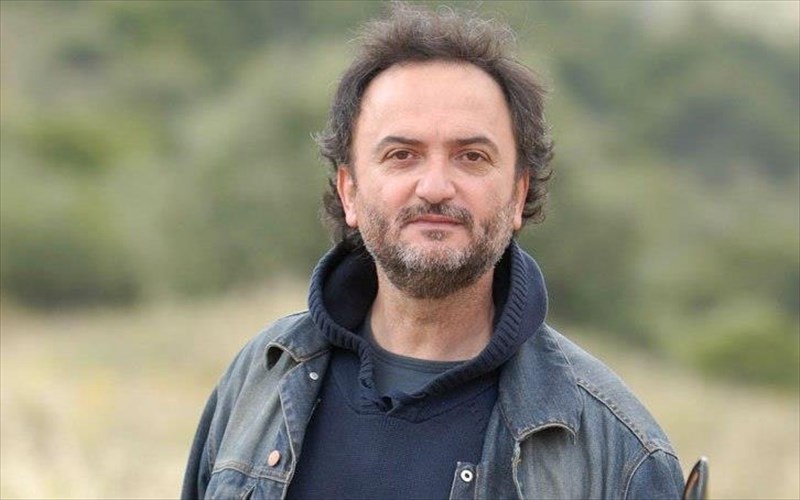 o-augoustos-tou-seferi-katiforizei-sto-dimotiko-theatro-peiraia