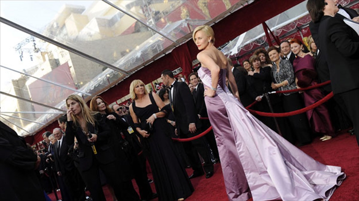 sarliz-theron-kira-naitli-anametriountai-ston-idio-rolo