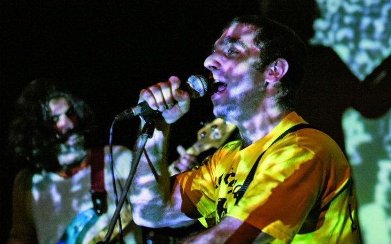 to-theio-tragi-epistrefei-sti-skini