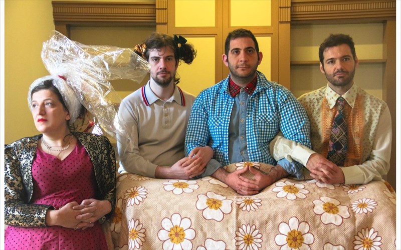 o-akullas-karazisis-kanei-parastasi-gia-to-ti-esti-pateras