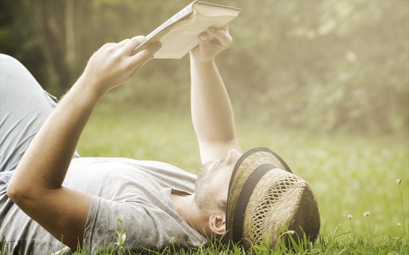 eksi-kainouria-biblia-pou-theloume-na-diabasoume