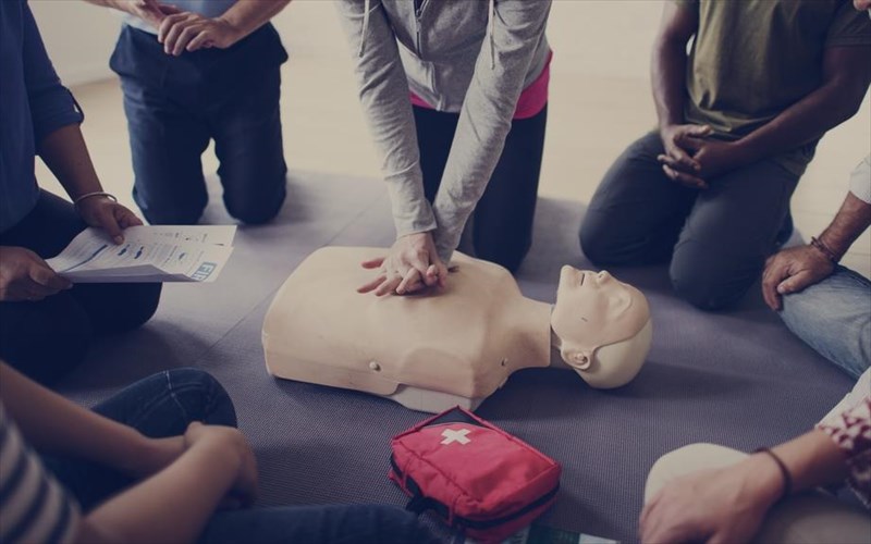 pos-to-stayin-alive-ton-bee-gees-mporei-na-sosei-xiliades-zoes