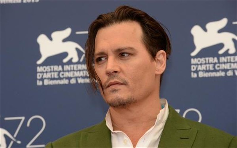 einai-uperbolika-ta-posa-pou-ksodeuei-o-Johnny-depp-gia-krasi-Johnny-depp-gia-krasi