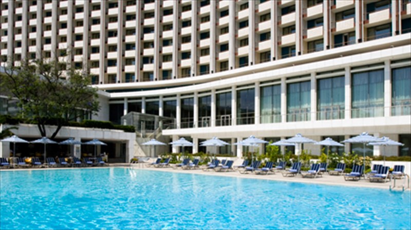 mpanio-kai-fagito-stin-pisina-tou-hilton