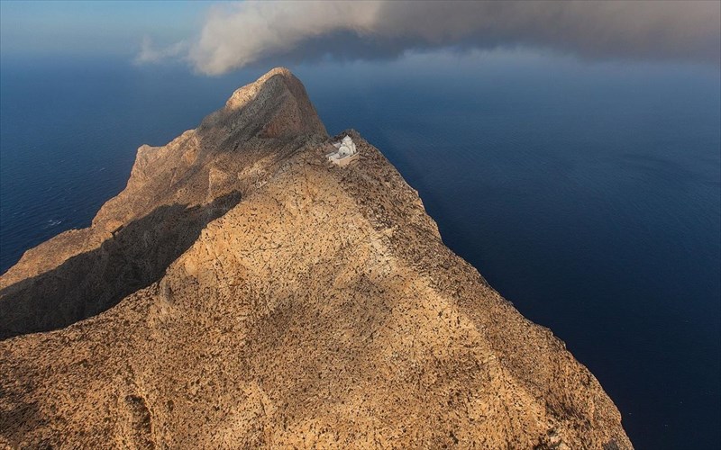 kuklades-topia-fusi-anthropos-ena-leukoma-apotheonei-ta-nisia-pou-agapame