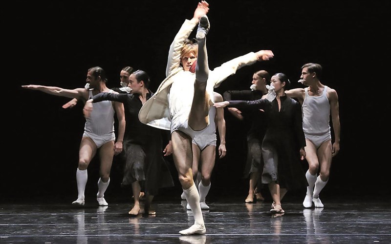 ypertheama-me-sunduasmo-klasikou-mpaletou-kai-sugxronou-xorou