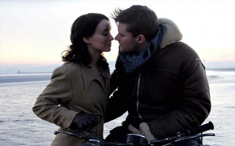 ena-biblio-gia-tin-agapi-suntoma-sti-megali-othoni