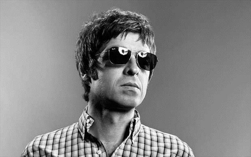 se-papoutsia-tis-adidas-daneizei-to-prosopo-tou-o-noel-gallagher-noel-gallagher