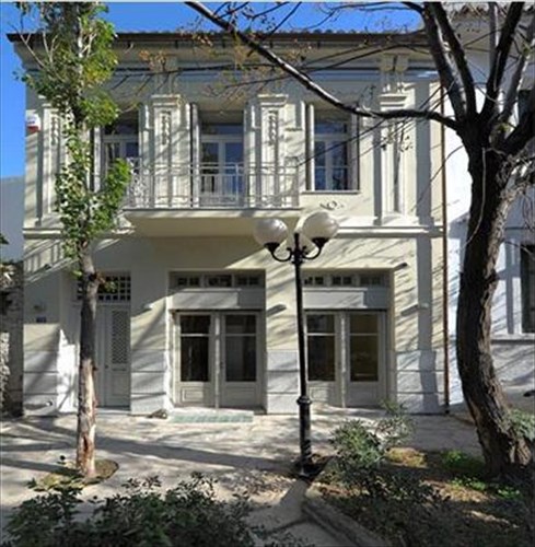 treis-diethneis-kallitexnes-tou-atopos-residency-ksekleidonoun-gia-mia-mera-ta-studios-tous