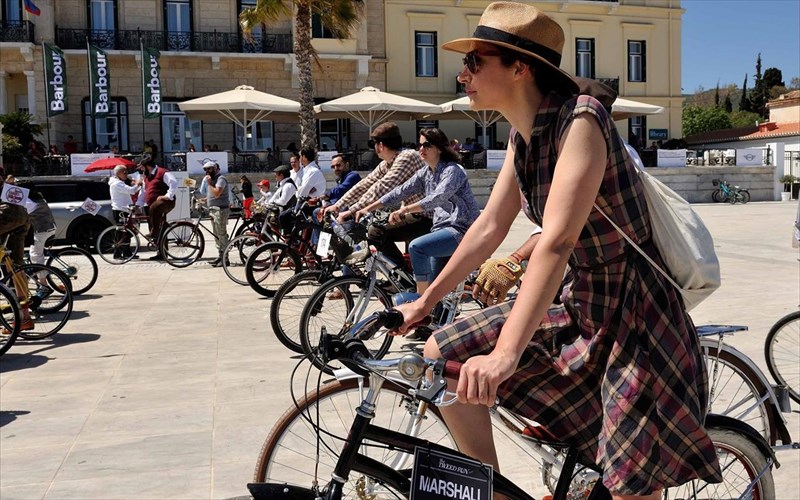 oi-spetses-bazoun-mpros-gia-to-4o-tweed-run