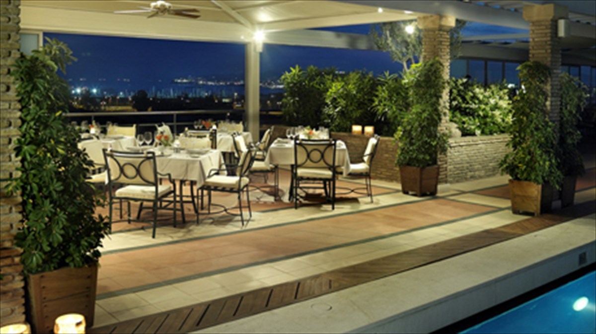 mesogeiakes-geuseis-sto-roof-garden-tou-metropolitan