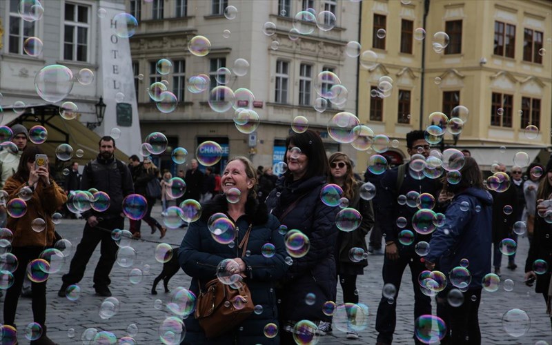 i-kathimerinotita-stin-anoiksiatiki-praga-mesa-apo-17-fotografies