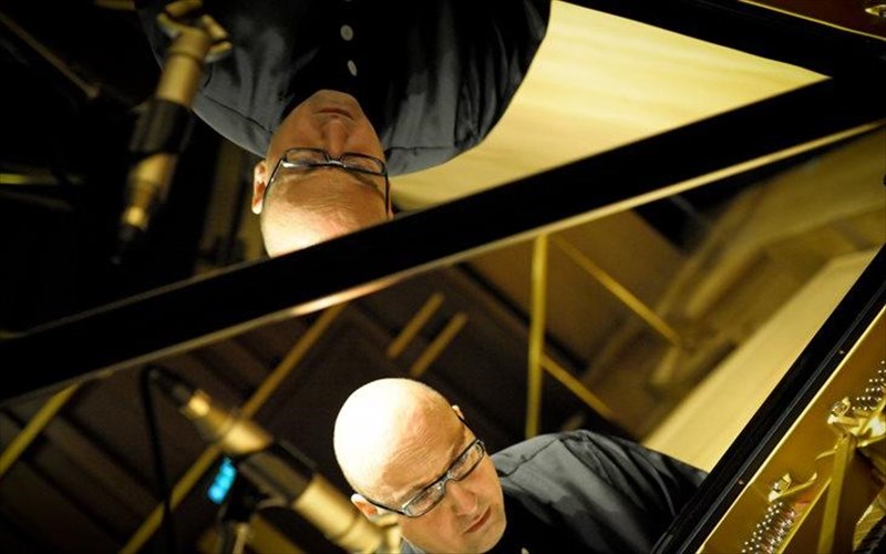 o-giorgos-psuxogios-autosxediazei-pano-se-melodies-tou-sting