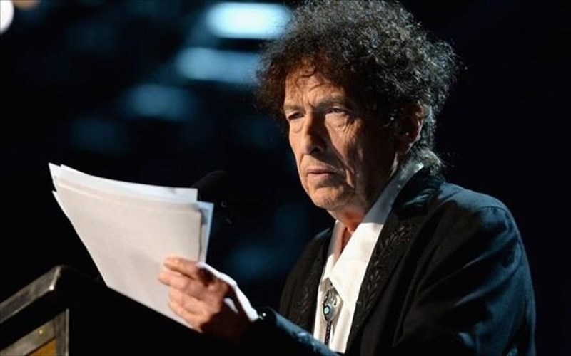 o-bob-dylan-kinduneuei-na-xasei-ta-xrimata-pou-sunodeuoun-to-brabeio-nompel