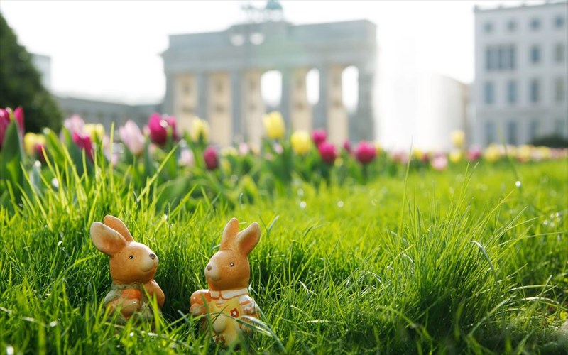 to-pasxa-se-olo-ton-kosmo-mesa-apo-12-fotografies