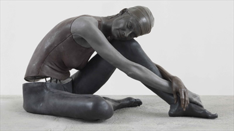 periigisi-anamesa-sta-atmosfairika-kerina-omoiomata-tou-ugo-rondinone