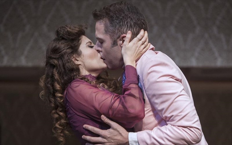 kritiki-i-skini-flegetai-apo-tin-energeia-stin-anatreptiki-satira-tou-lampis