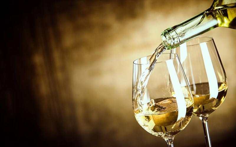 tsougkrizoume-me-potiria-krasiou-pou-de-spane