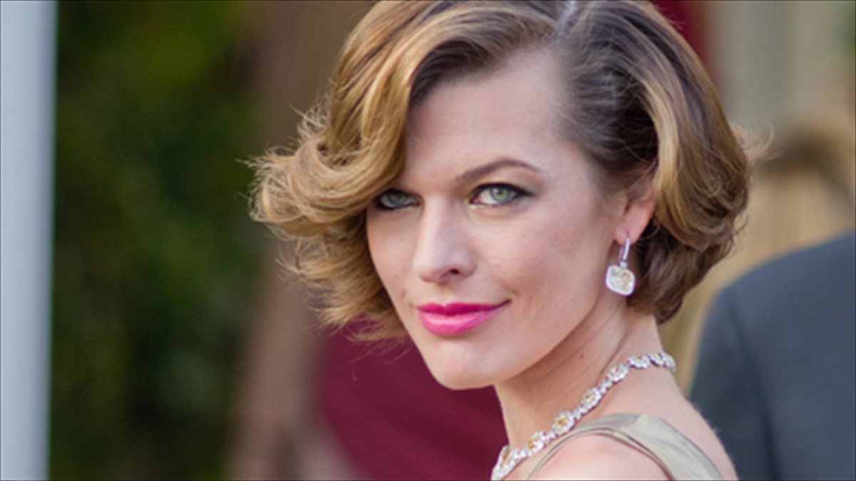 h-milla-Jovovich-pianei-ksana-to-mikrofono